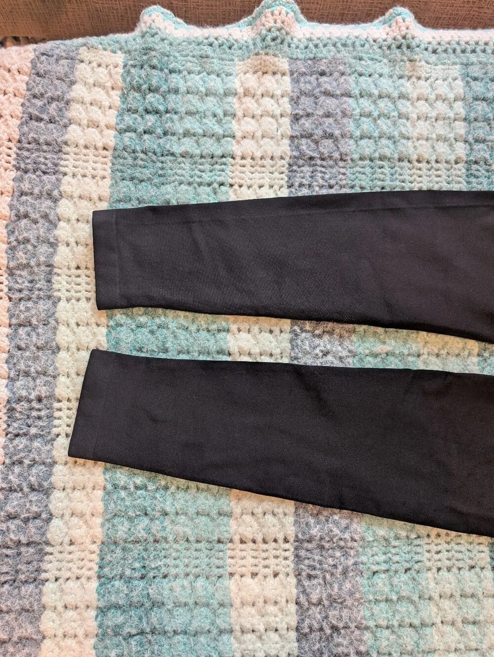 High-Waist‎ Black Leggings with Cream V-Shaped Waistband Size Large
